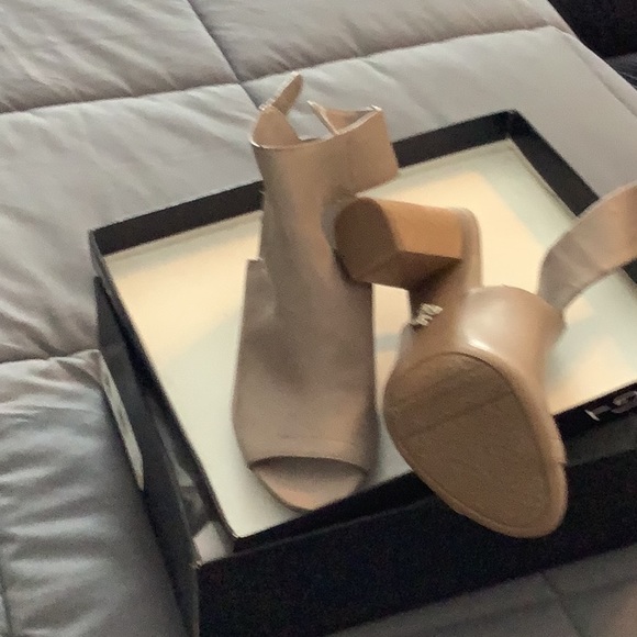 Womens Shoes - Picture 2 of 2